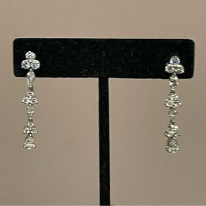 Dangling platinum Diamond earrings